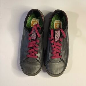 Cushe Black Leather Sneakers with Pink Laces